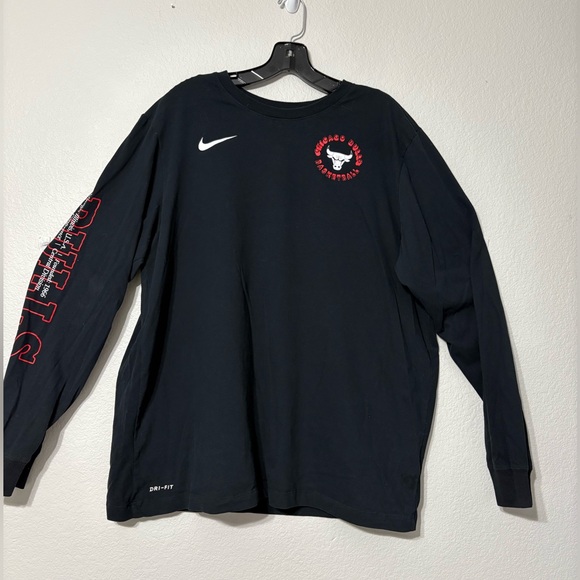 Men’s Nike Fit Chicago Bulls Long Sleeve Black T-shirt. Bulls Spell Out on Arm. - Picture 1 of 13
